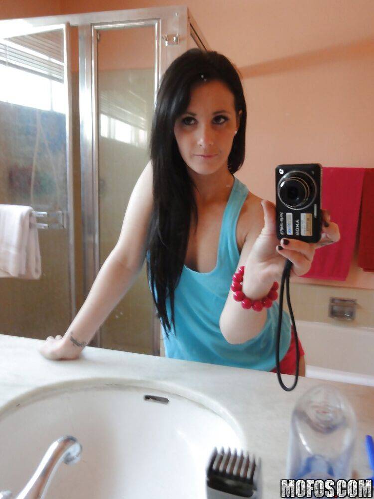 Saucy teenage amateur stripping and picturing herself in the bath - #16