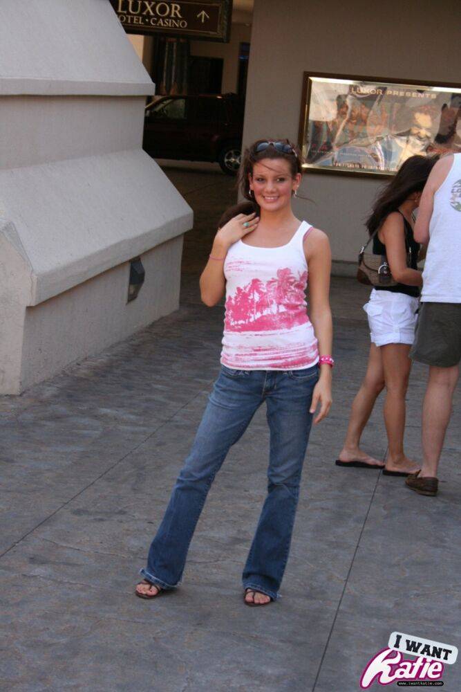 Fresh-faced amateur Kate Crush wanders city streets in a tank top and jeans | Photo: 652103