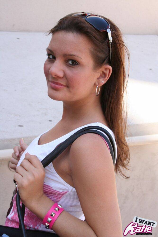 Fresh-faced amateur Kate Crush wanders city streets in a tank top and jeans - #12