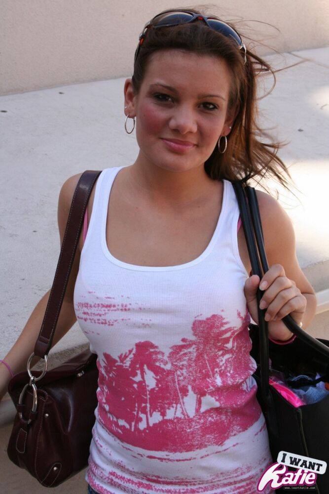 Fresh-faced amateur Kate Crush wanders city streets in a tank top and jeans - #4