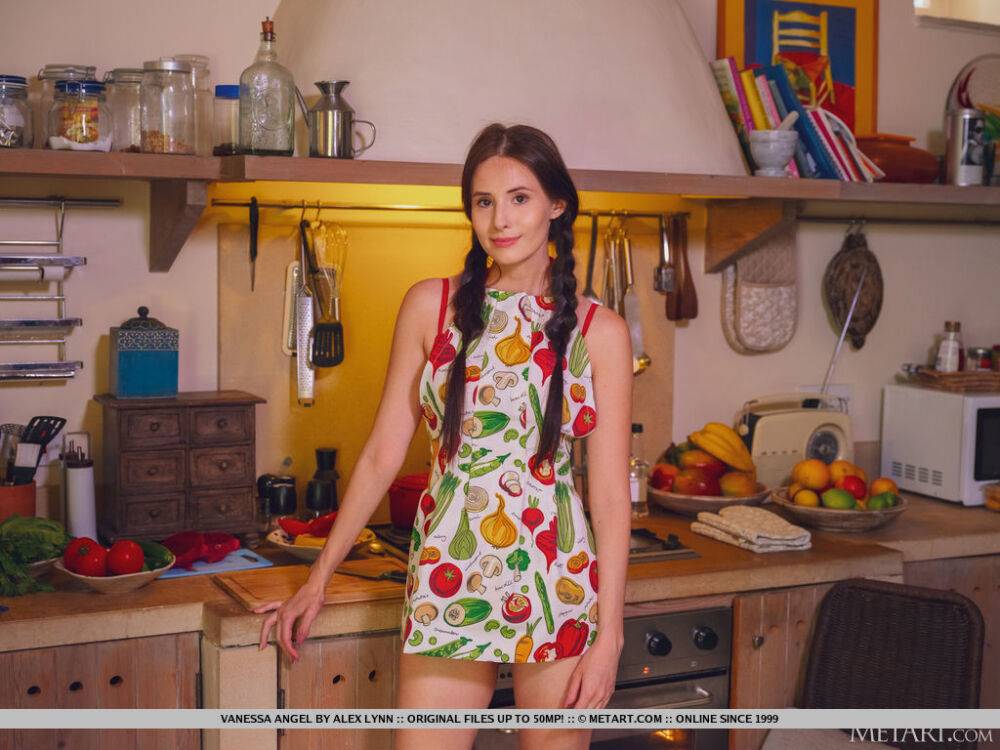 UK teener Vanessa Angel poses for a nude shoot while in a kitchen | Photo: 703409