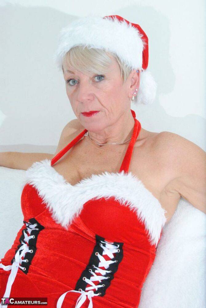 Old amateur Shazzy B frees her tits and twat from Christmas clothing - #8