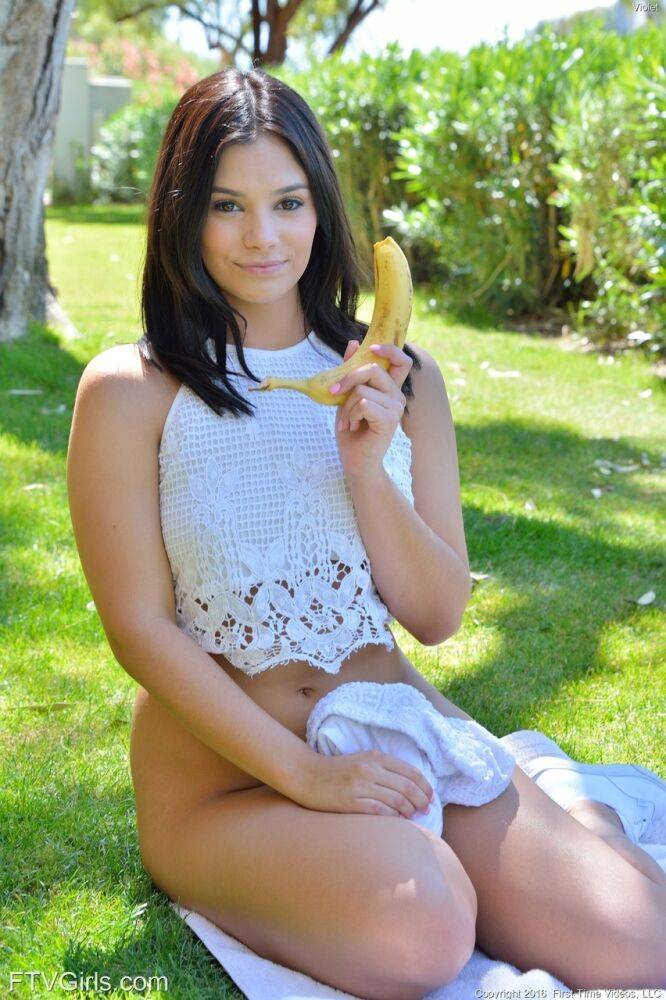 Nice teen inserts all kinds of veggies up her snatch out on the lawn - #3