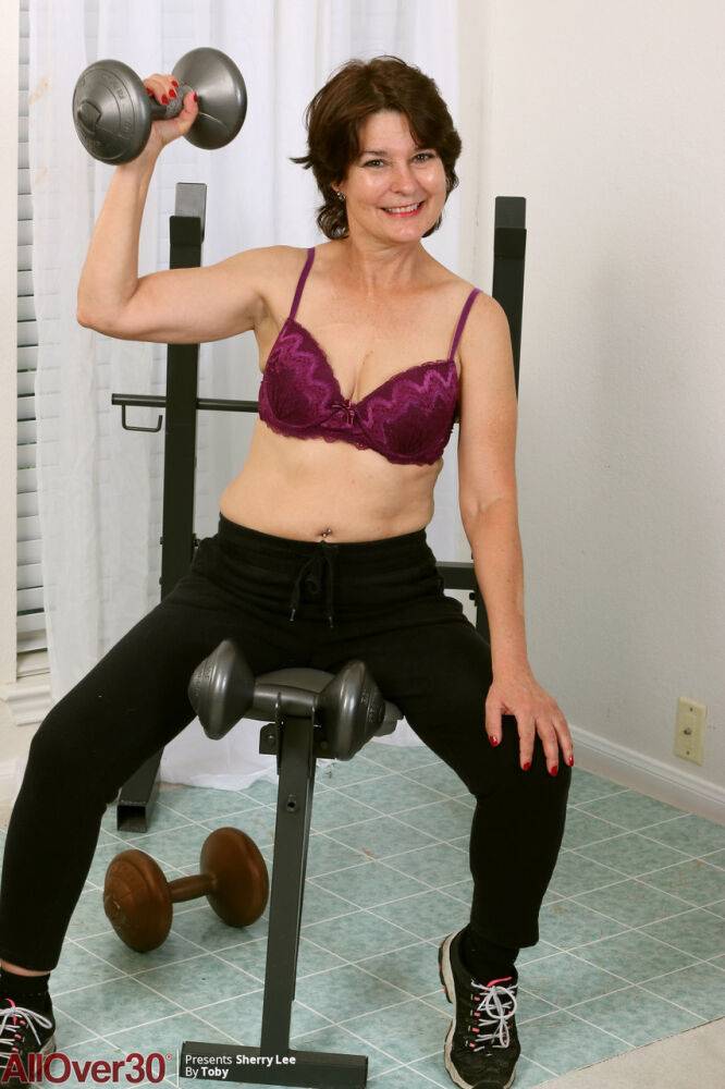 Over 30 woman Sherry Lee pumps iron before showcasing her full bush - #3