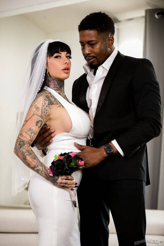 Tattooed bride Jessie Lee deepthroats her black groom prior to anal sex - #8