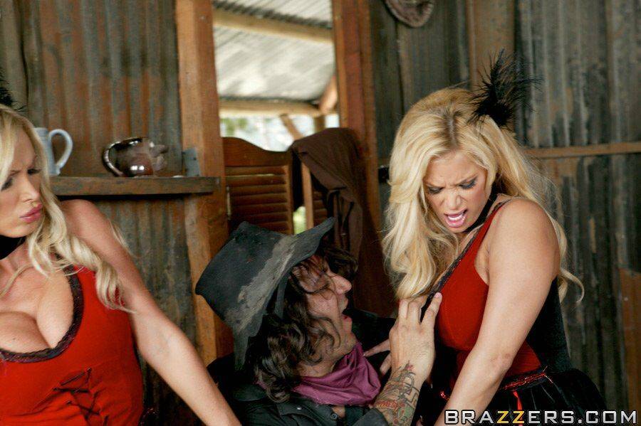 Wild west hotties Shyla Stylez & Nikki Benz pleasuring a hard dick | Photo: 982526