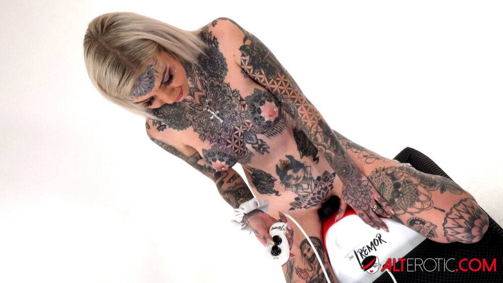 Tattoo enthusiast Amber Luke rides a multispeed sex machine - #12