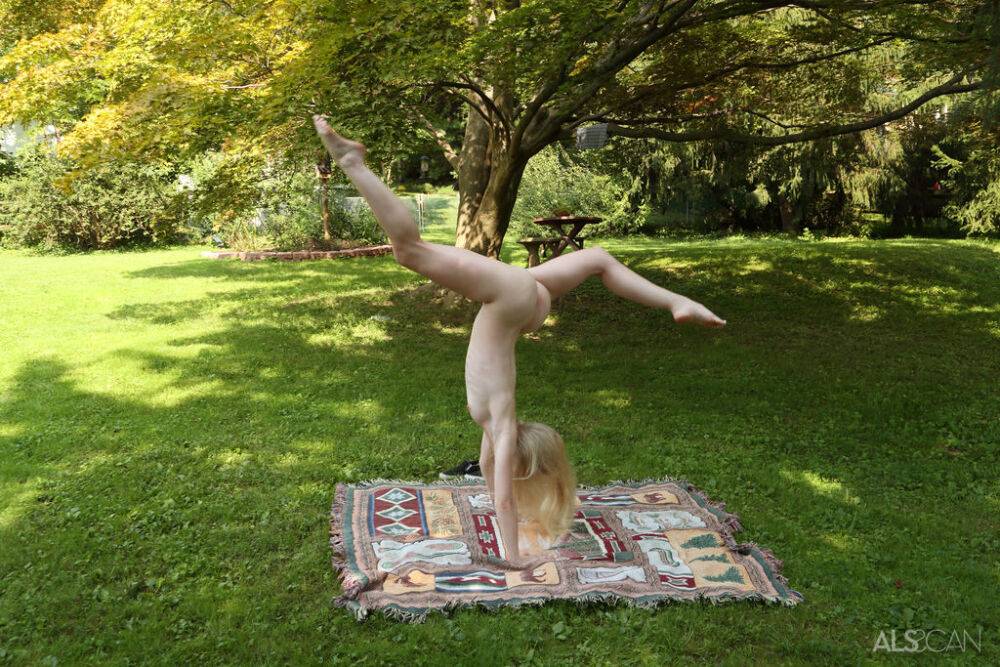 Cute blonde Emma Starletto shows off her flexibility while naked in the yard - #2
