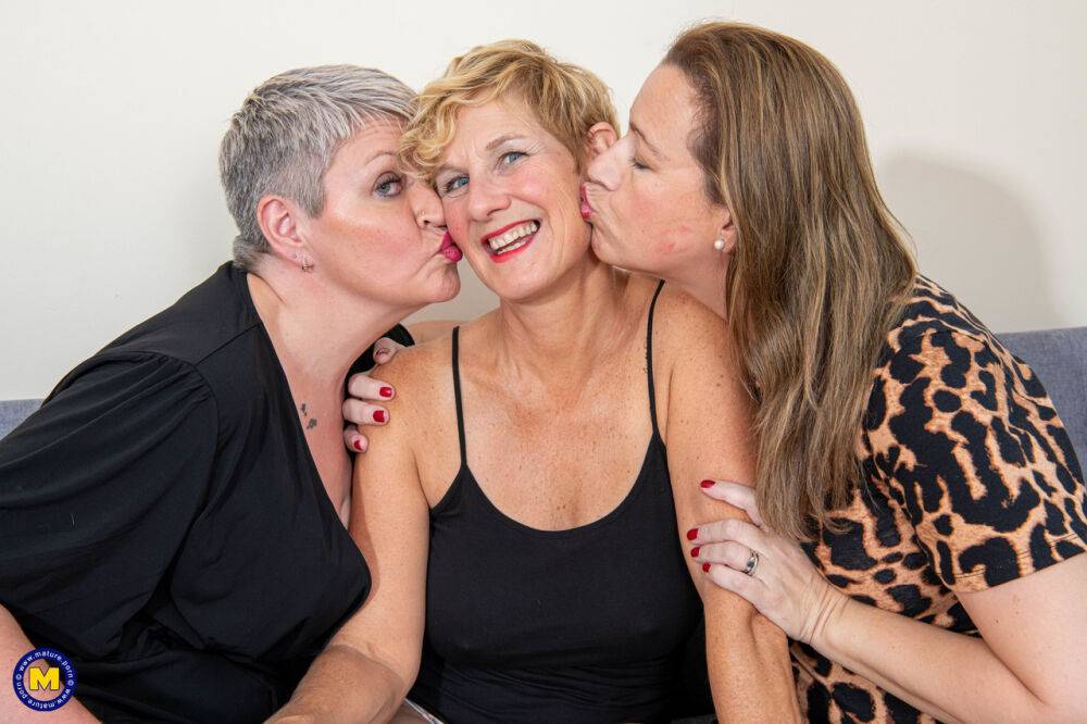 Mature ladies grab each others butt before commencing a lesbian threesome - #9