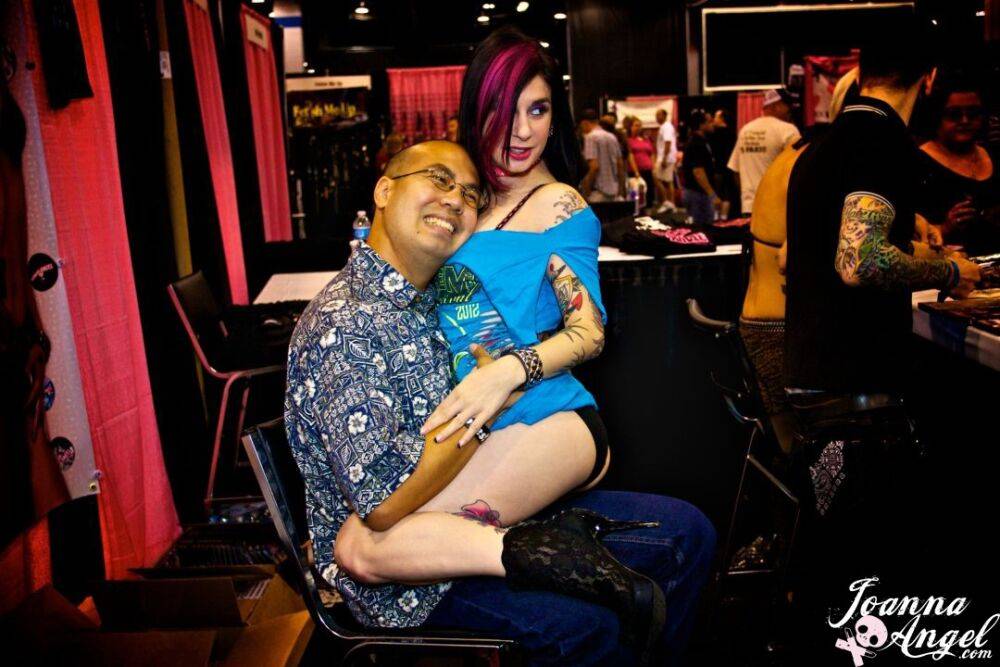 Top alt pornstars meet and greet their fans at an XXX trade show - #11