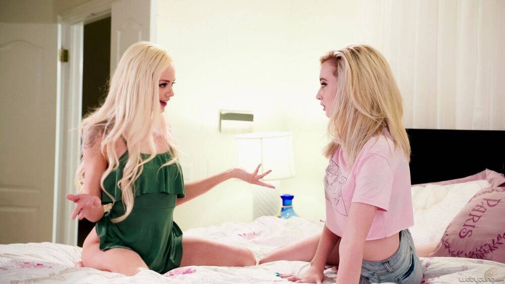 College blondes Elsa Jean & Lexi Lore have lesbian sex during exam preparation | Photo: 1275566