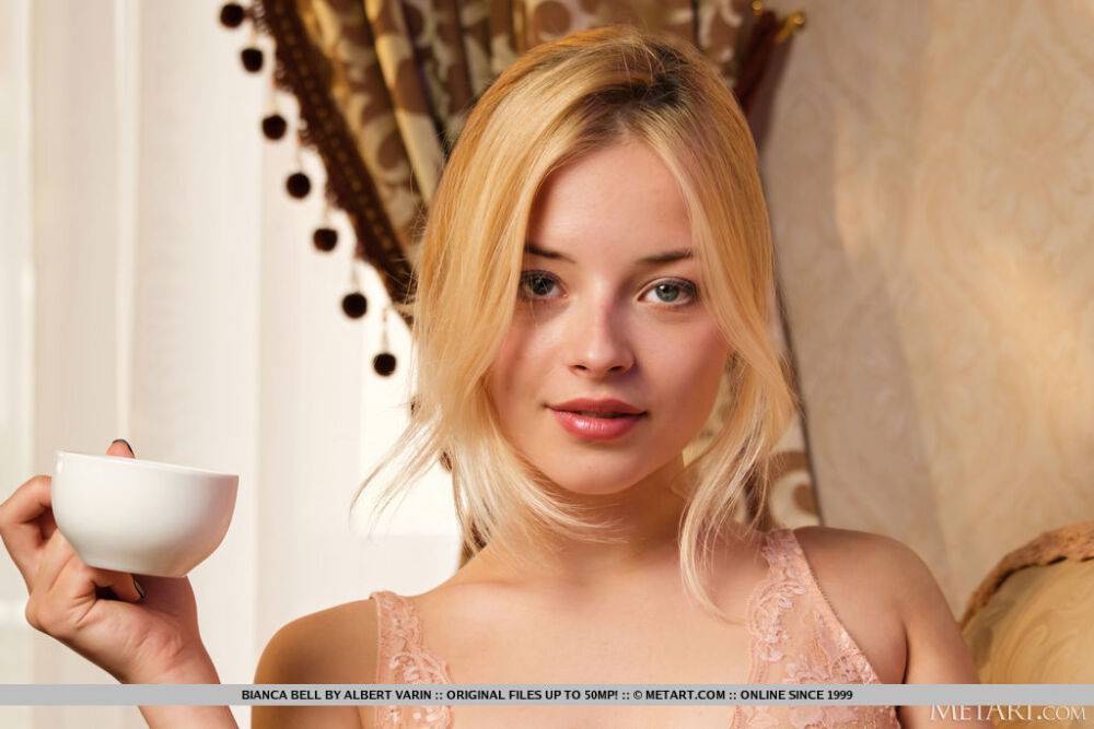 Gorgeous blonde Bianca Bell takes tea before modelling in the nude - #8