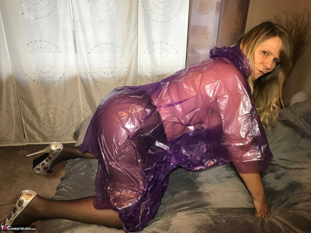 Mature amateur Sweet Susi lifts up a see-through raincoat to show her snatch | Photo: 1325635