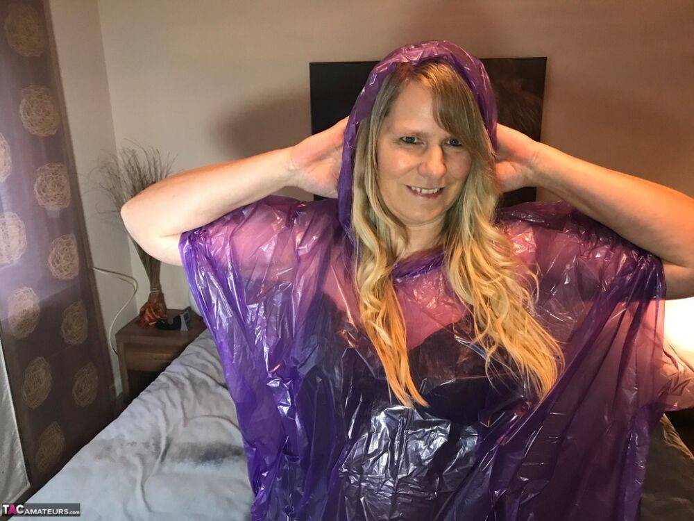 Mature amateur Sweet Susi lifts up a see-through raincoat to show her snatch | Photo: 1325643