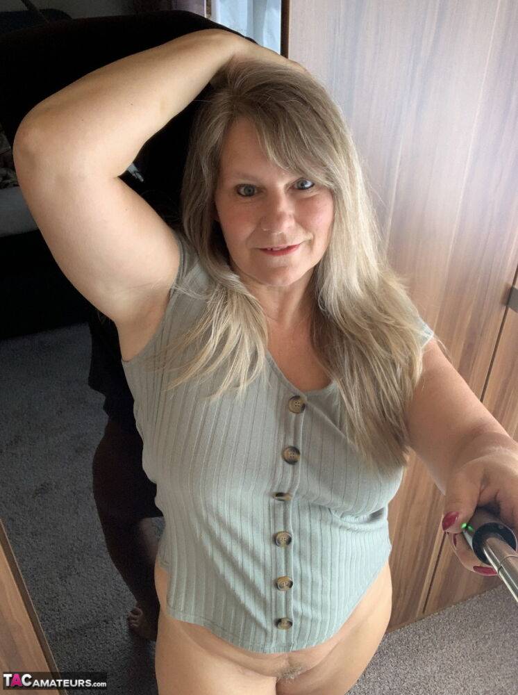 Overweight mature woman Sweet Susi takes nude selfies in her bedroom | Photo: 1326002
