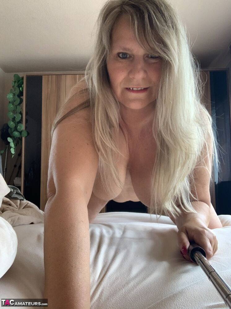 Overweight mature woman Sweet Susi takes nude selfies in her bedroom | Photo: 1325985