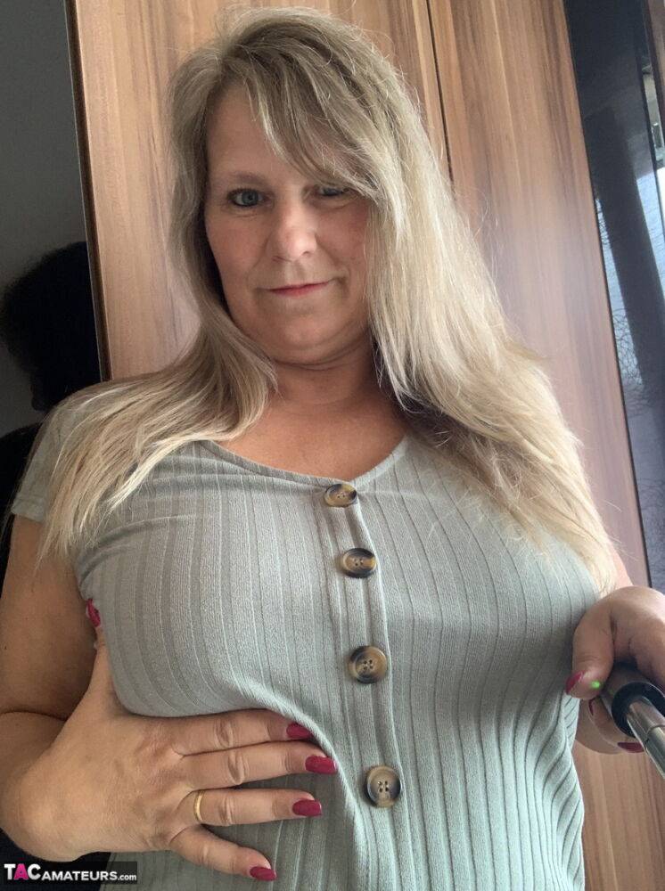 Overweight mature woman Sweet Susi takes nude selfies in her bedroom | Photo: 1325951