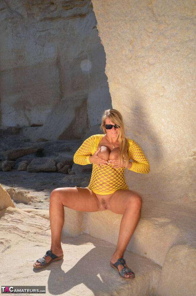 Over 30 blonde Sweet Susi exposes herself in arid conditions while in shades | Photo: 1326040
