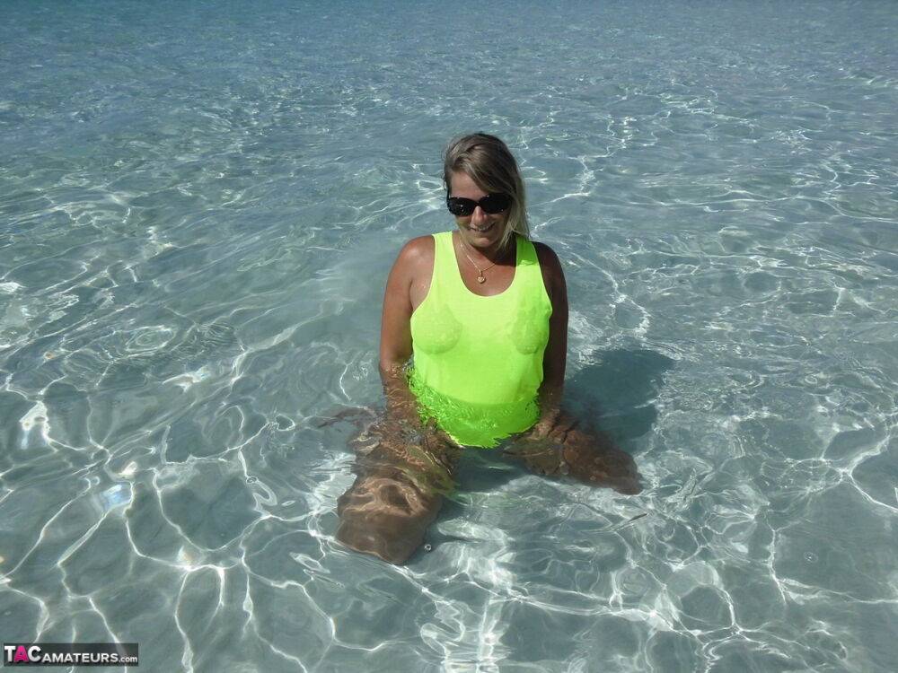 Middle-aged blonde Sweet Susi exposes herself in pristine ocean waters | Photo: 1326548