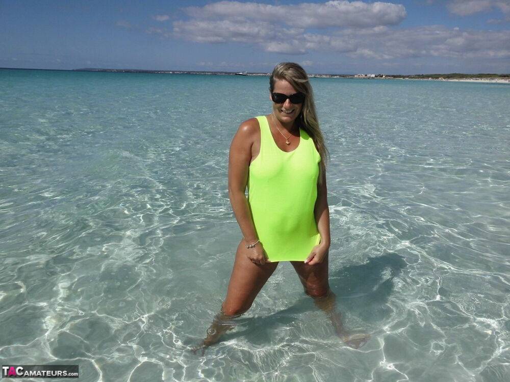 Middle-aged blonde Sweet Susi exposes herself in pristine ocean waters | Photo: 1326456