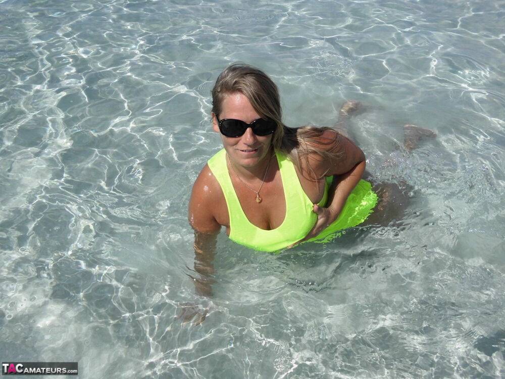 Middle-aged blonde Sweet Susi exposes herself in pristine ocean waters | Photo: 1326499
