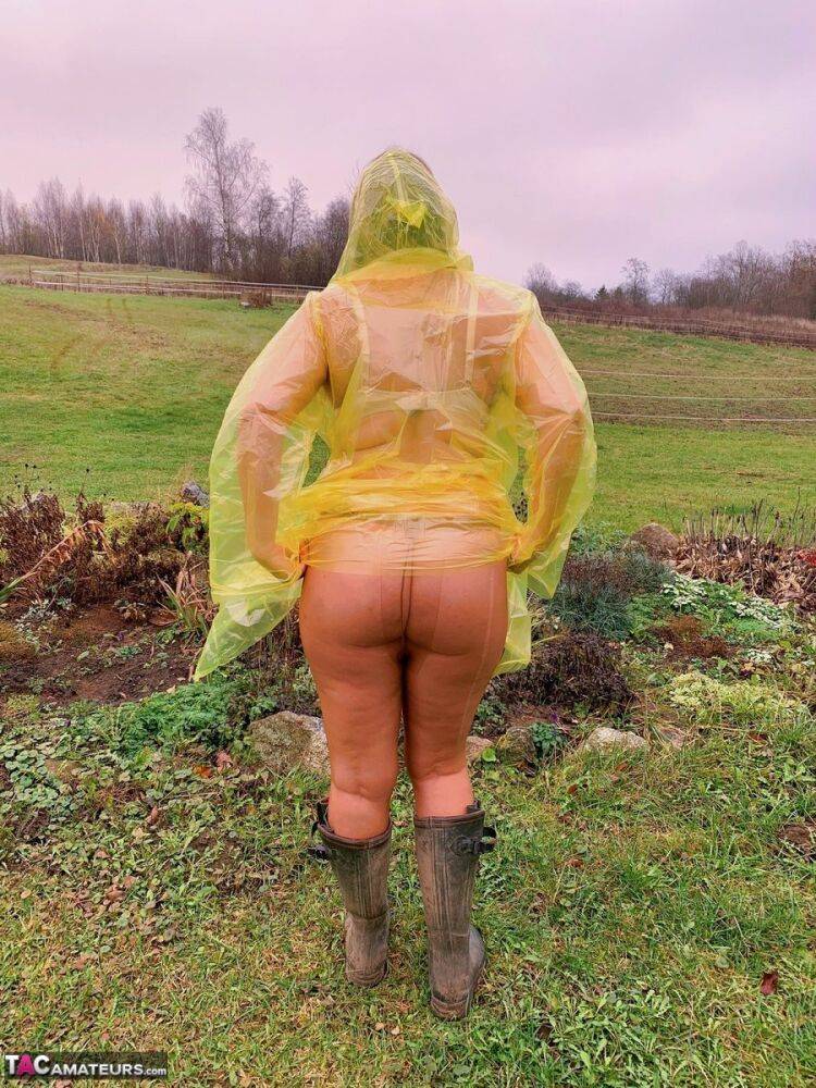 Overweight amateur Sweet Susi shows her naked body while wearing rubber boots - #14
