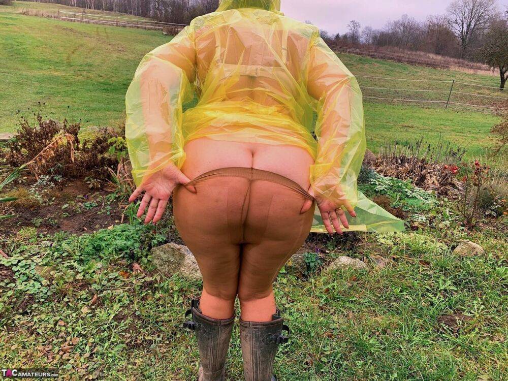 Overweight amateur Sweet Susi shows her naked body while wearing rubber boots - #5