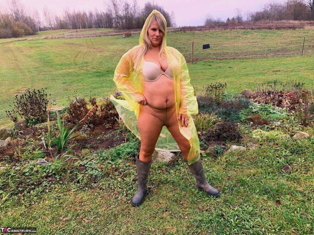 Overweight amateur Sweet Susi shows her naked body while wearing rubber boots - #9