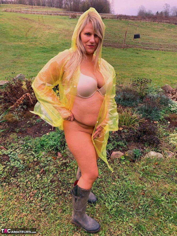 Overweight amateur Sweet Susi shows her naked body while wearing rubber boots - #13