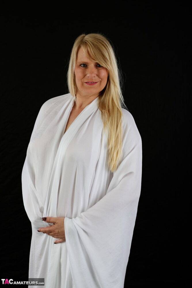 Mature blonde Sweet Susi opens her bathrobe to exposes her totally naked body | Photo: 1327383