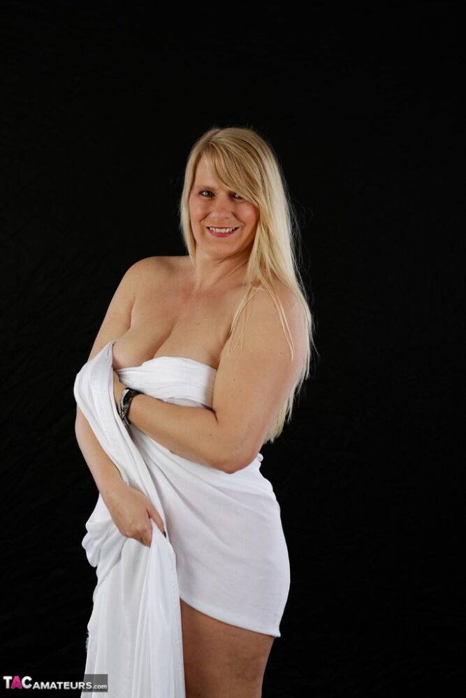 Mature blonde Sweet Susi opens her bathrobe to exposes her totally naked body | Photo: 1327454