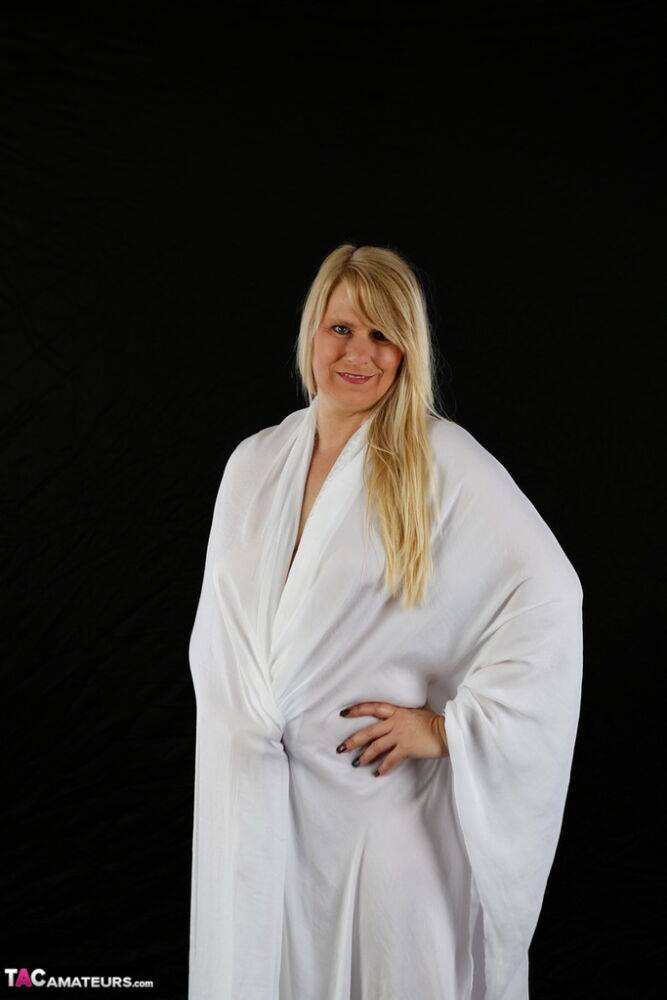 Mature blonde Sweet Susi opens her bathrobe to exposes her totally naked body | Photo: 1327358