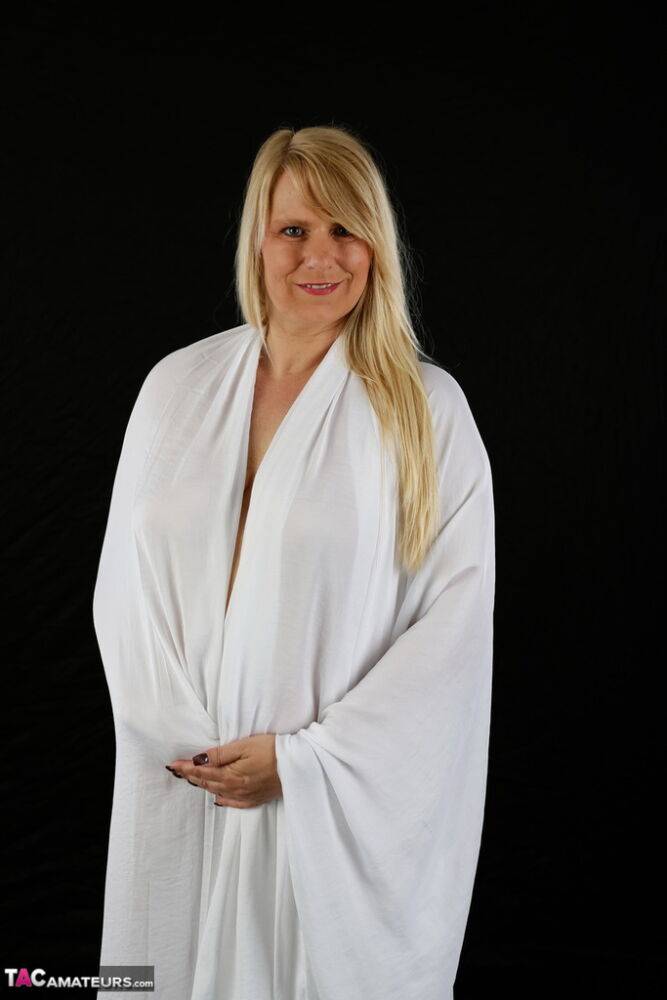 Mature blonde Sweet Susi opens her bathrobe to exposes her totally naked body | Photo: 1327423