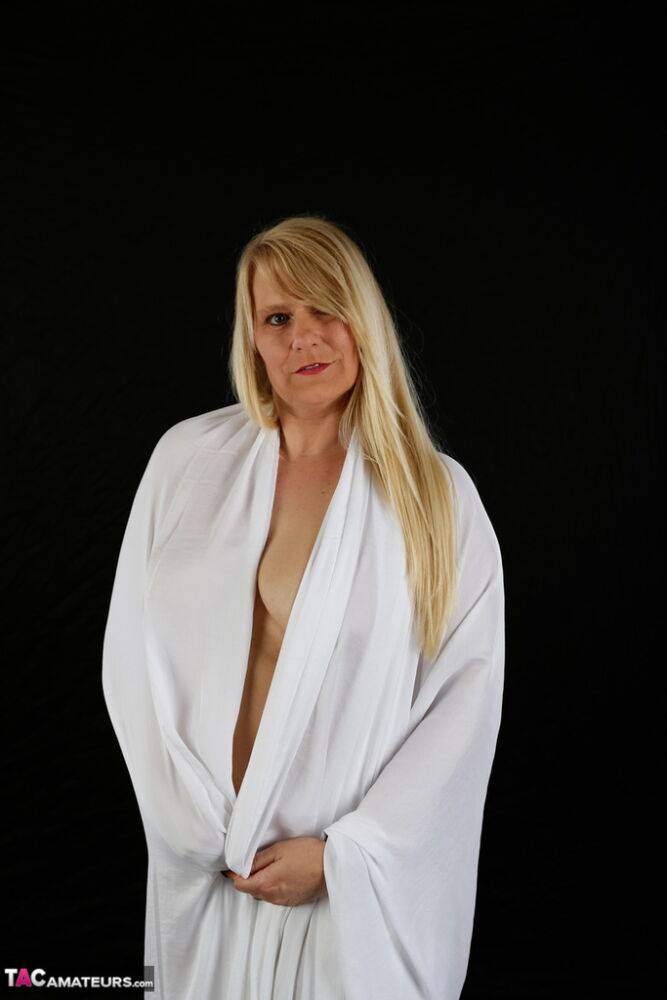 Mature blonde Sweet Susi opens her bathrobe to exposes her totally naked body | Photo: 1327375