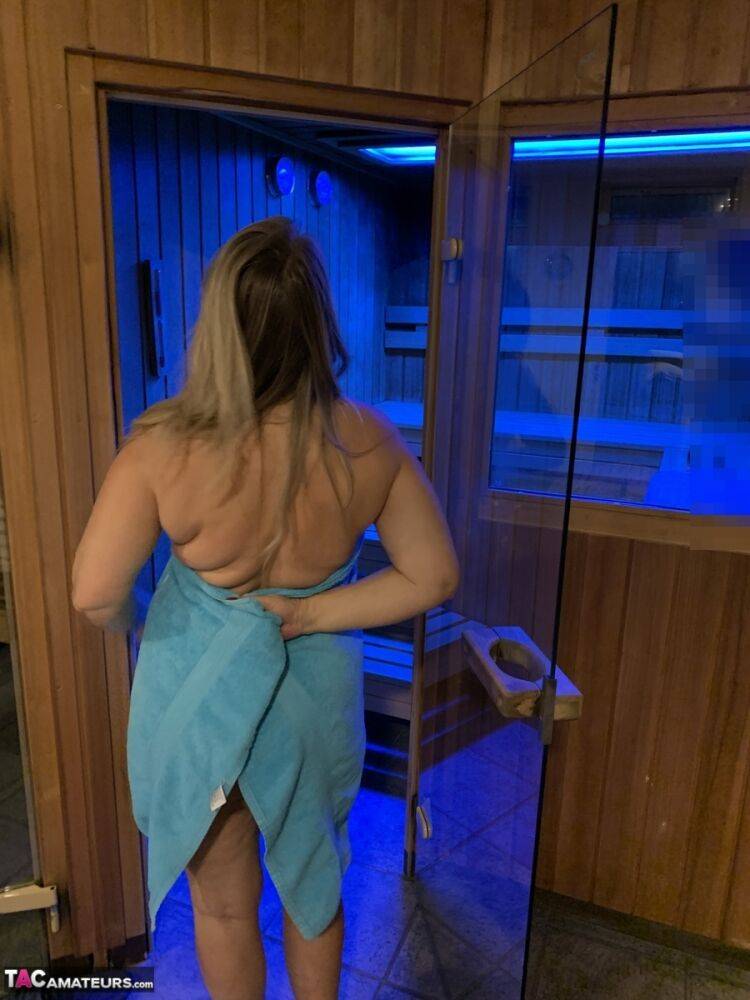 Middle-aged blonde Sweet Susi covers herself with a towel after sauna action | Photo: 1327859