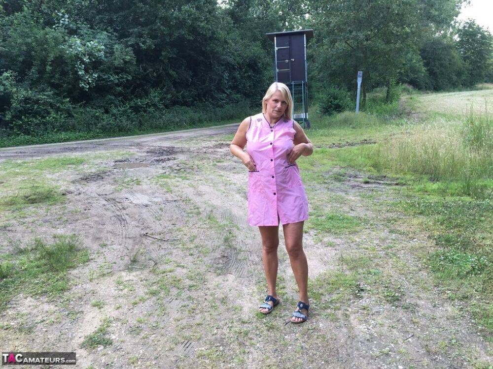 Older blonde amateur Sweet Susi exposes herself in a rural driveway | Photo: 1328228