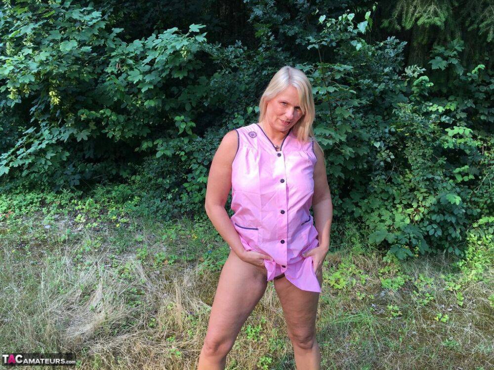 Older blonde amateur Sweet Susi exposes herself in a rural driveway | Photo: 1328176