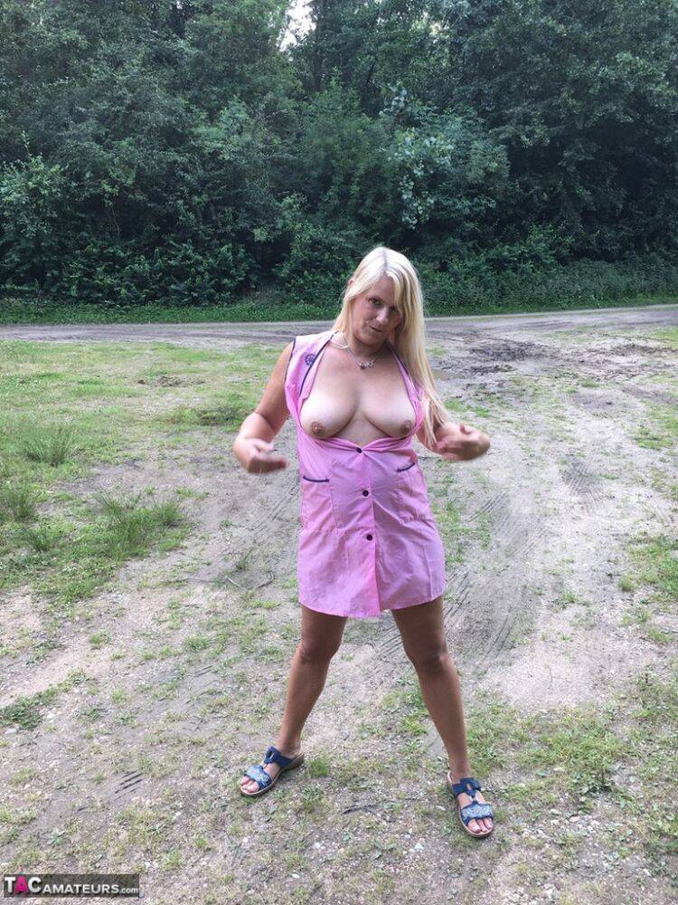 Older blonde amateur Sweet Susi exposes herself in a rural driveway | Photo: 1328168