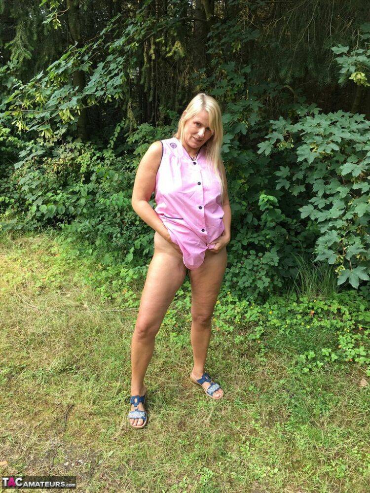 Older blonde amateur Sweet Susi exposes herself in a rural driveway | Photo: 1328110