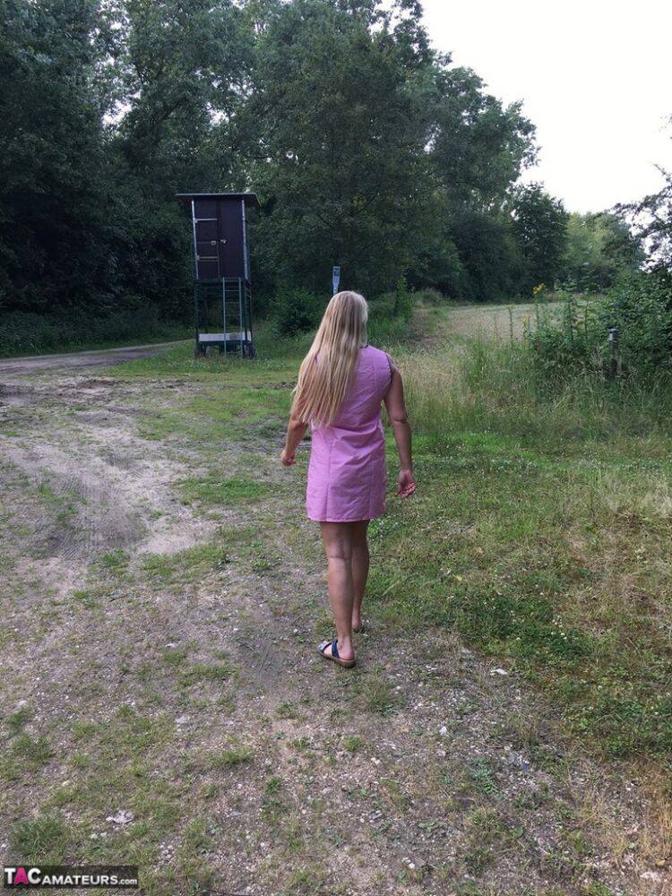 Older blonde amateur Sweet Susi exposes herself in a rural driveway | Photo: 1328212