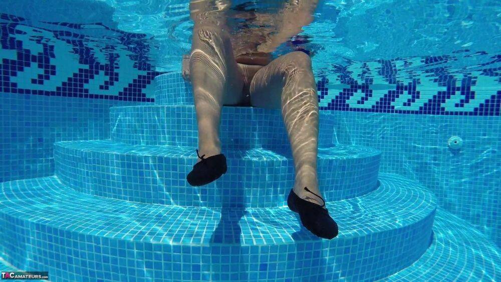 Older blonde Sweet Susi masturbates while mostly underwater in a pool | Photo: 1328920