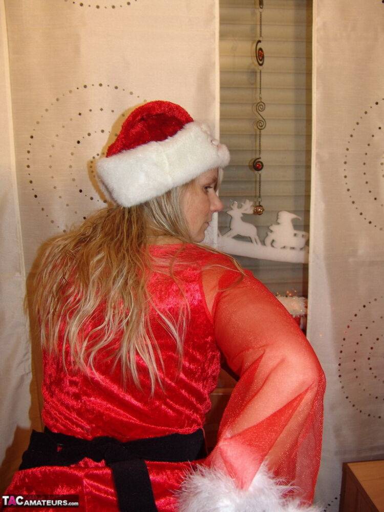 Aged blonde amateur Sweet Susi exposes herself in a fishnet stocking at Xmas | Photo: 1329170