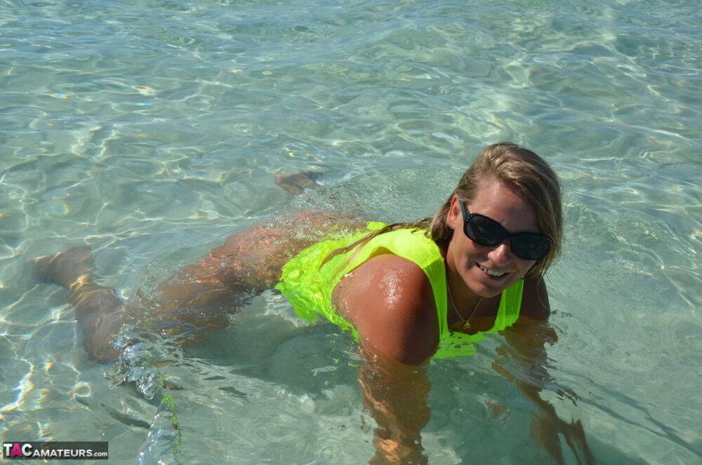 Middle-aged blonde Sweet Susi exposes her ass and pussy while in the ocean | Photo: 1329528