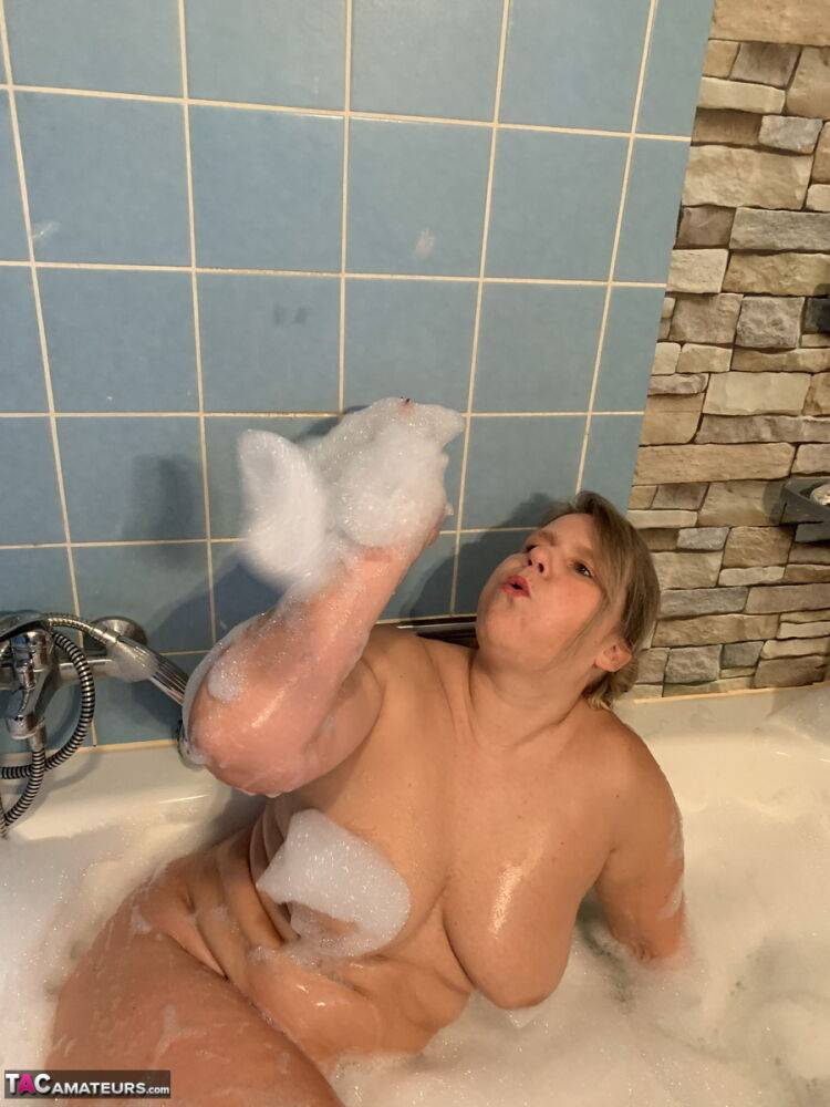 Middle-aged amateur Sweet Susi gets caught naked while taking a bubble bath | Photo: 1329579