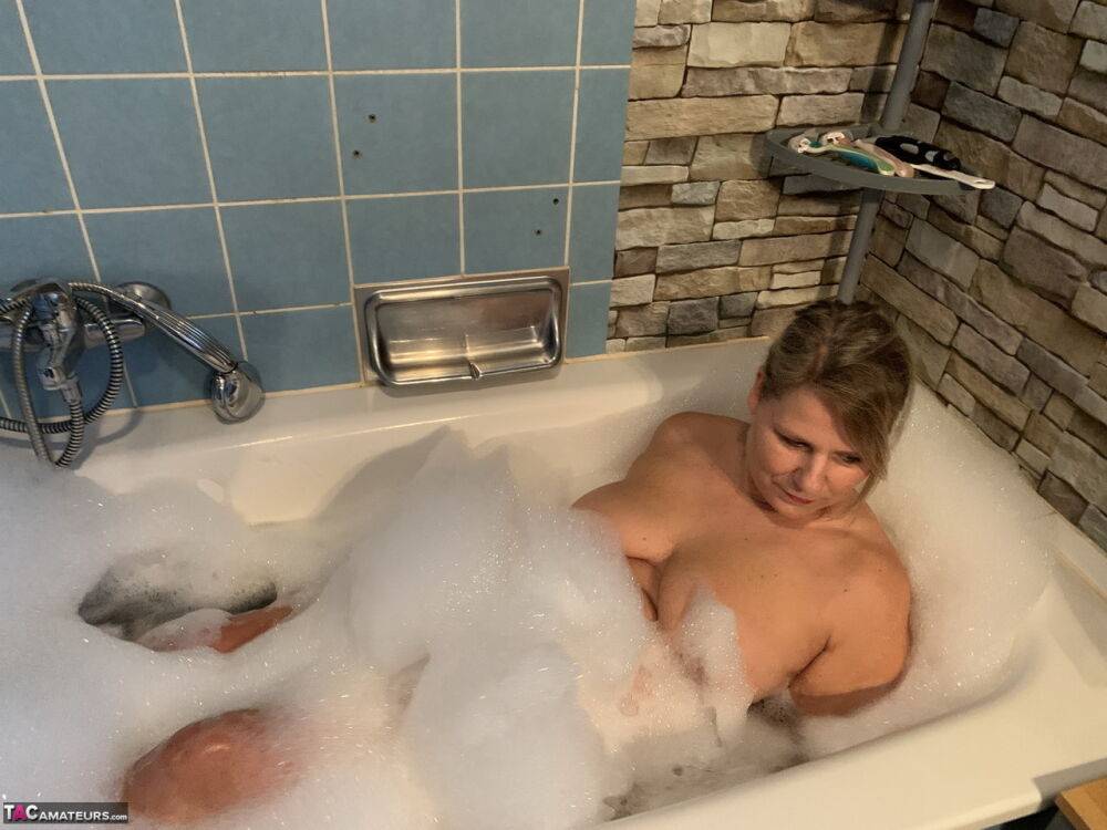 Middle-aged amateur Sweet Susi gets caught naked while taking a bubble bath | Photo: 1329595