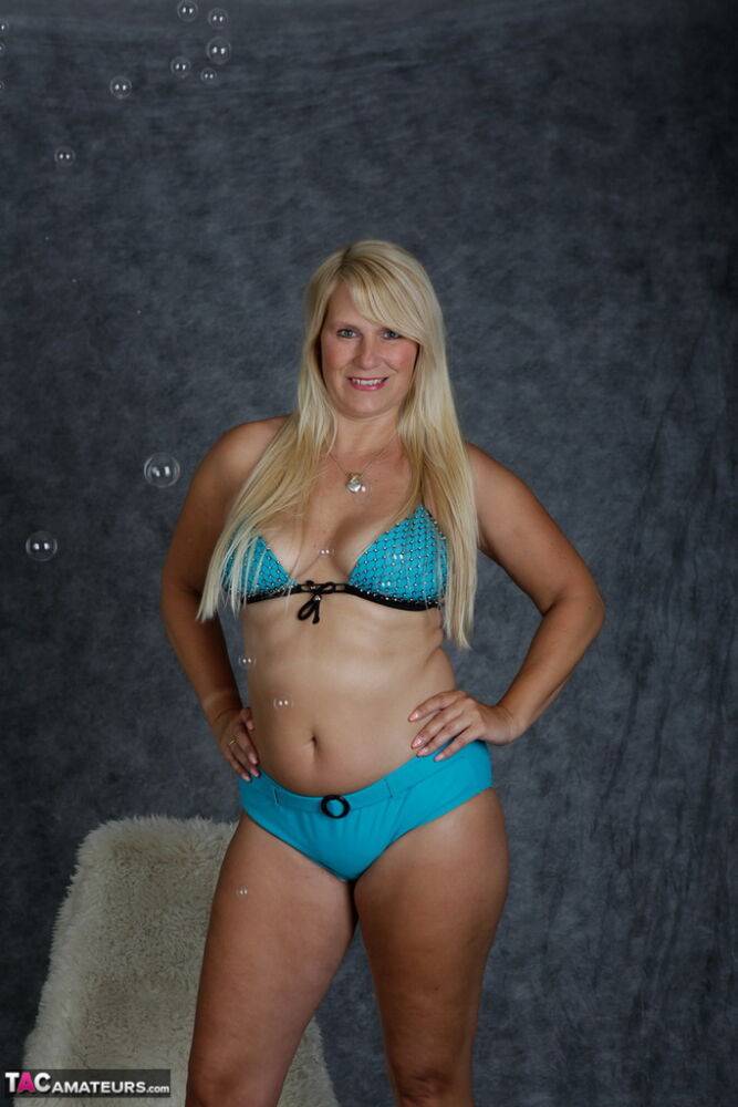 Thick blonde amateur Sweet Susi slips bikini bottoms over her butt | Photo: 1329562