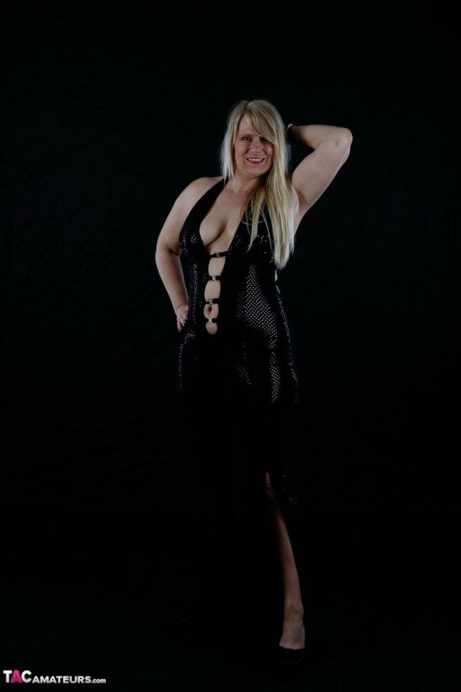Older blonde Sweet Susi displays her inviting cleavage in a long gown | Photo: 1329856