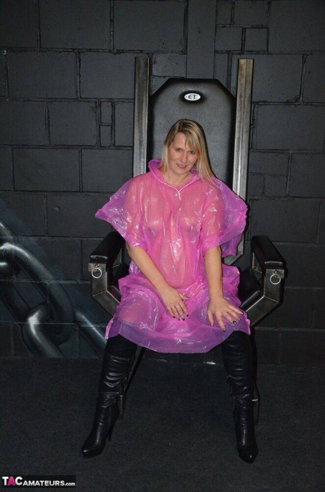 Blonde amateur Sweet Susi releases her tits and twat from a see thru raincoat | Photo: 1329773