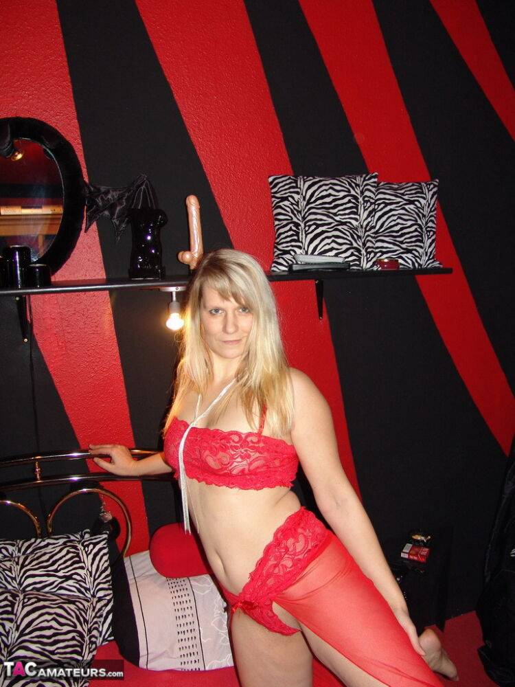 Blonde amateur Sweet Susi masturbates with a realistic looking vibrator | Photo: 1329958