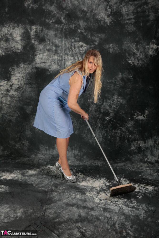 Blonde cleaning lady Sweet Susi exposes herself while pushing a broom | Photo: 1330102